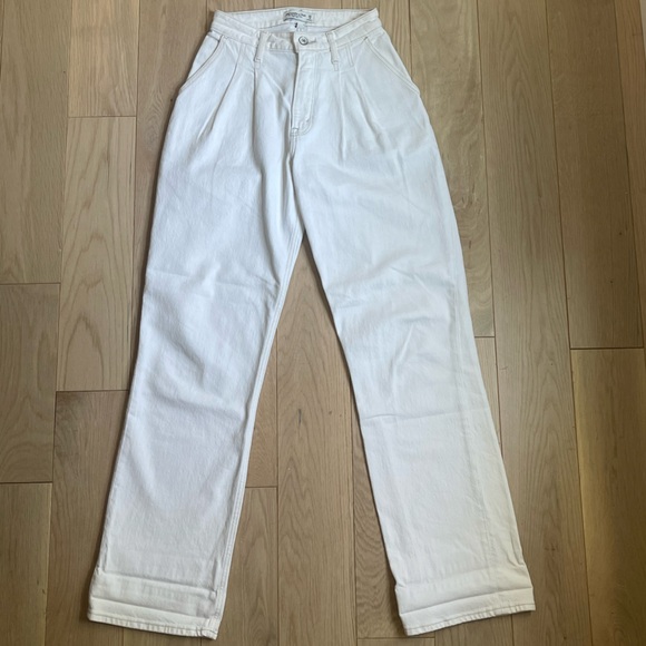 curve love high rise 90s relaxed jean. pleated. cream/white color - Picture 2 of 5